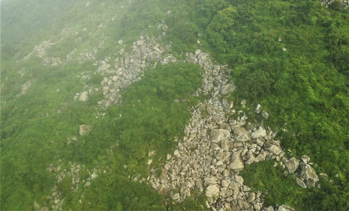 Toàn ảnh bãi Đá Bàn nhìn từ trên cao, hành trình tiếp theo là chinh phục con dốc 700. Ảnh: Coli Le