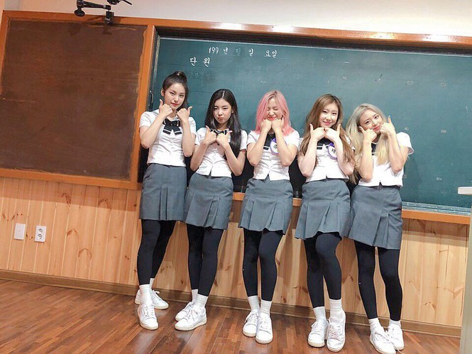 Đồng phục học sinh mà các nhóm nhạc nữ Kpop diện trên show truyền hình Knowing Bros, BLACKPINK sang chảnh, TWICE đáng yêu