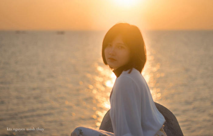 du lịch cát hải: Bộ ảnh của cô được chụp khi hoàng hôn, lúc mặt trời để lặn xuống.