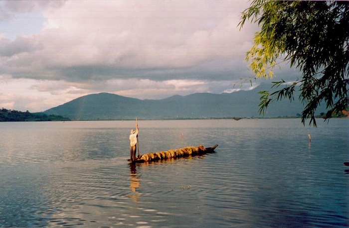 ngắm nhìn khung cảnh bình yên du lịch hồ Lắk