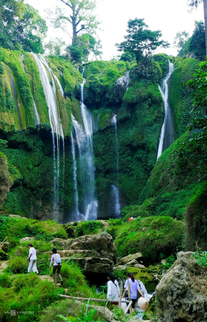 Du khách vào thác Nàng Tiên. Ảnh: Nguyễn Hoàng