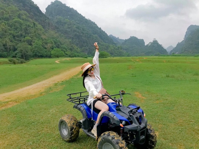 lái xe địa hình khi Du lịch thảo nguyên Đồng Lâm Lạng Sơn