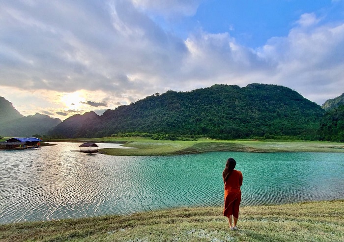 cô gái check in bên hồ nước khi Du lịch thảo nguyên Đồng Lâm Lạng Sơn