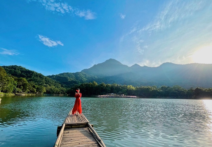check in hồ  nước khu du lịch Thiên Sơn Suối Ngà