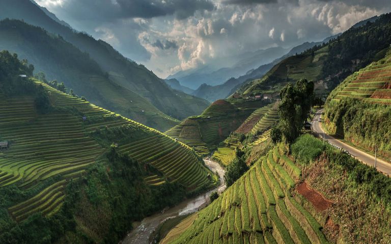 Đèo Khau Phạ là vùng Cao Nguyên bao quanh bởi các dãy núi trùng điệp, đẹp hoang sơ và hùng vĩ. Đồng thời là một trong những đường đèo quanh co và dốc đứng thuộc hàng bậc nhất Việt Nam.
