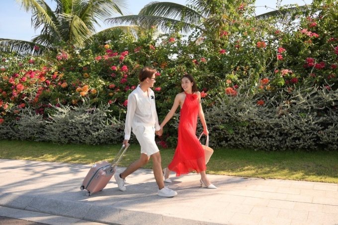 Các đôi có thể dạo bước giữa đường hoa rực rỡ sắc màu trên con đường hoa ra biển Quy Nhơn. Ảnh: Thu Huyền.
