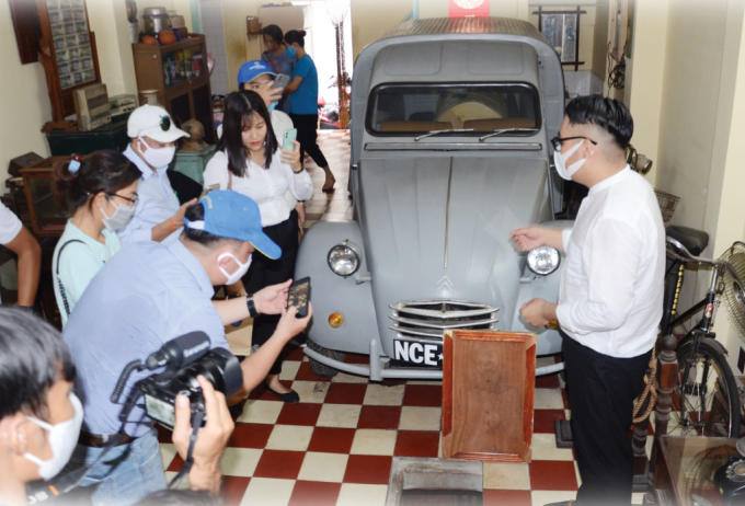 Du khách hào hứng với những câu chuyện lịch sử trong hành trình theo dấu biệt động Sài Gòn.