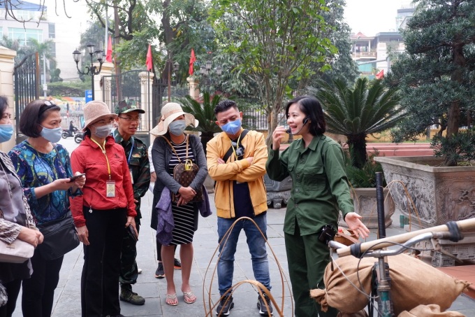 Du khách tham quan Bảo tàng Lịch sử quốc gia (Hà Nội), điểm đến đầu tiên trong tour Caravan Tây Bắc khởi động tháng 3/2021. Ảnh: Lan Hương