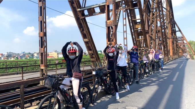 Tour đạp xe tại Hà Nội. Ảnh: Vietfoot Travel