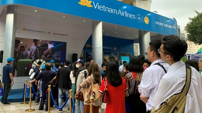 Nổi bật nhất phải kể tới sản phẩm của Vietnam Airline như 200.000 vé máy bay giá 99.000 đồng, trải nghiệm làm tiếp viên hàng không, ẩm thực trên các chuyến bay, game show... Ảnh: Ngọc Diệp