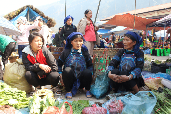 Một góc chợ phiên Y Tý với những phụ nữ Hà Nhì. Ảnh: Trần Thu Hiền