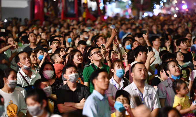 Hàng chục nghìn người đã đến dự khai mạc lễ hội Sầm Sơn 2021 tối 24/4. Ảnh: Lam Sơn.