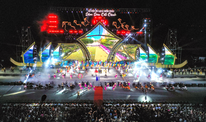 Chương trình nghệ thuật sân khấu hoá được thành phố Sầm Sơn và Tập đoàn Sun group phối hợp dàn dựng công phu. Ảnh: Lam Sơn.