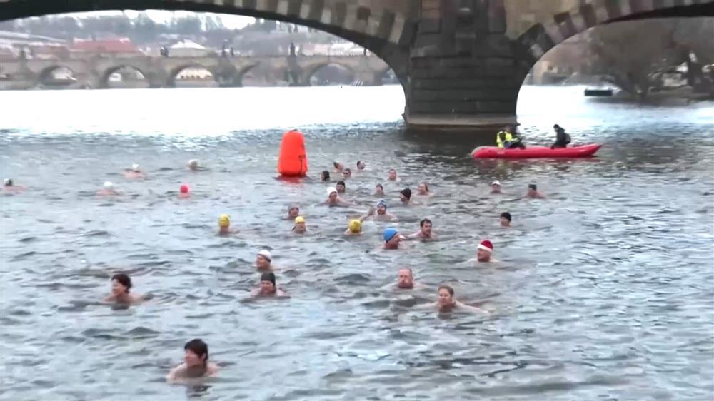 Hàng trăm người thi bơi qua sông lạnh cóng, nhiệt độ âm 3 độ C-1