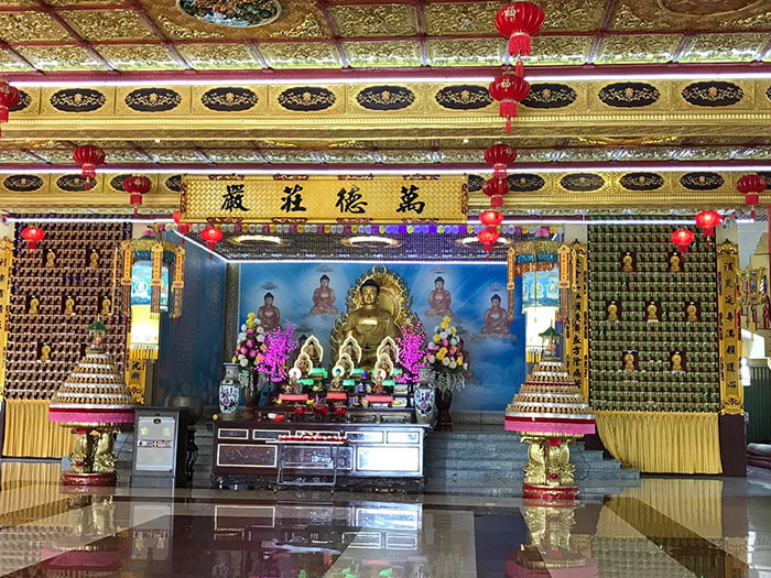 Viếng chùa Huỳnh Đạo An Giang - Bên trong chánh điện 