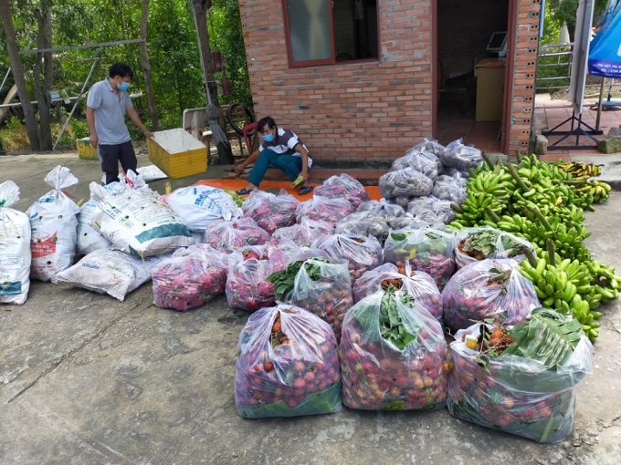 Trong đợt vận chuyển gần nhất, anh Chương mua 300 kg củ sắn, 200 kg chôm chôm, 10 bao bắp, 300 kg chuối,
