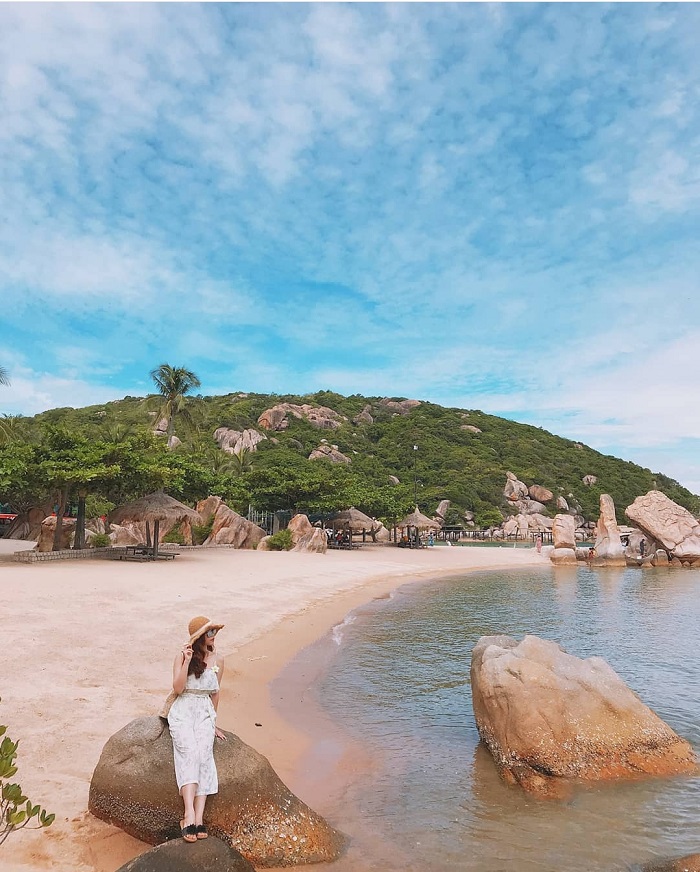 Bãi biển được tô điểm với nhưng tảng đá lớn - Resort Ngọc Sương