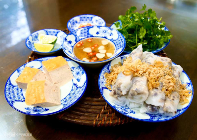 Bánh cuốn thịt phổ biến tại Hà Nội hiện nay ăn kèm hành phi, chả lụa, mắm dấm tỏi, rau mùi, chanh. Ảnh: Nguyễn Phương Hải.