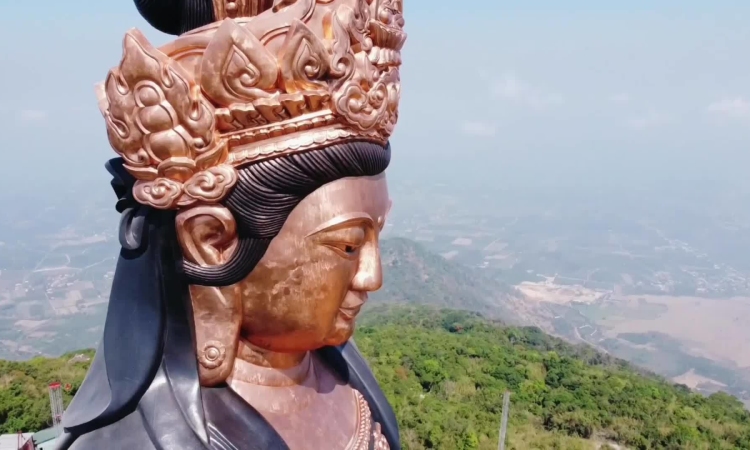 Tượng Phật Bà cao 72 m trên nóc nhà Nam Bộ