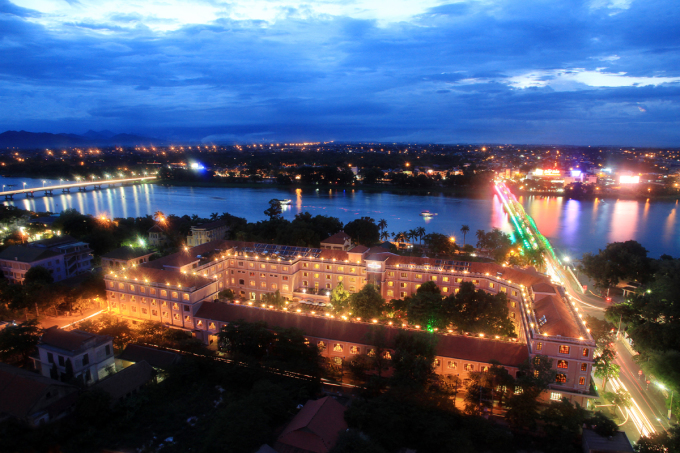 Khách sạn phô diễn vẻ đẹp lung linh bên dòng sông Hương thơ mộng và cầu Trường Tiền lịch sử khi đêm về.