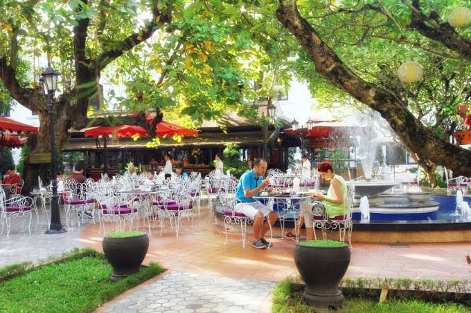 Nhà hàng sân vườn Le Rendez–Vous được nhà phê bình ẩm thực Steven Downes bình chọn là một trong 100 địa điểm ẩm thực nên thưởng thức trước khi lên thiên đường. Và cây gừa hơn 100 năm tuổi trong sân vườn