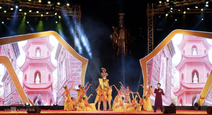 Sân khấu khai mạc lễ hội công phu, hoành tráng, được dựng ngay dưới chân tượng đài Lý Thái Tổ. Ảnh: Trung Nghĩa