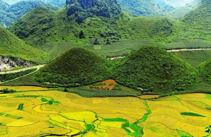 Núi đôi Quản Bạ - điểm du lịch gần động Én Hà Giang 