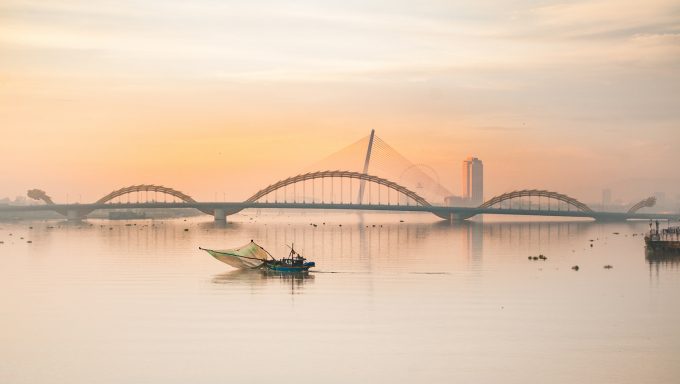 Sáng sớm bên sông Hàn (Đà Nẵng). Ảnh: Vương Khả Thịnh