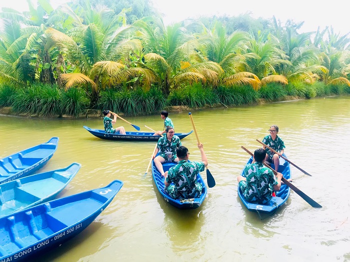 check in khu du lịch sinh thái Song Long - Chèo thuyền trên kênh