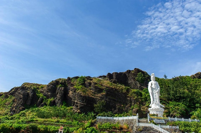 Chùa Hang là một ngôi chùa nổi tiếng trên đảo Lý Sơn