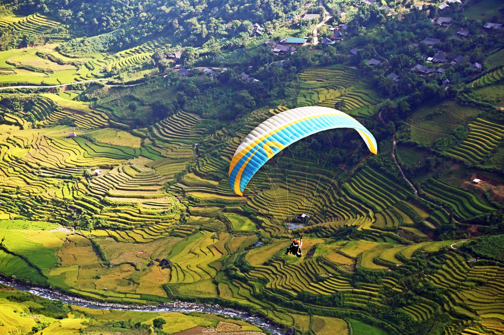 Nhảy dù từ đèo Khau Phạ