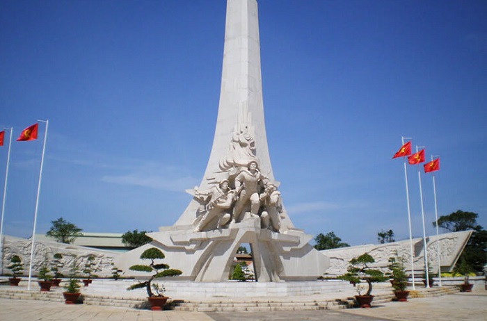  du lịch Đồng Xoài Bình Phước - tượng đài chiến thắng Đồng Xoài
