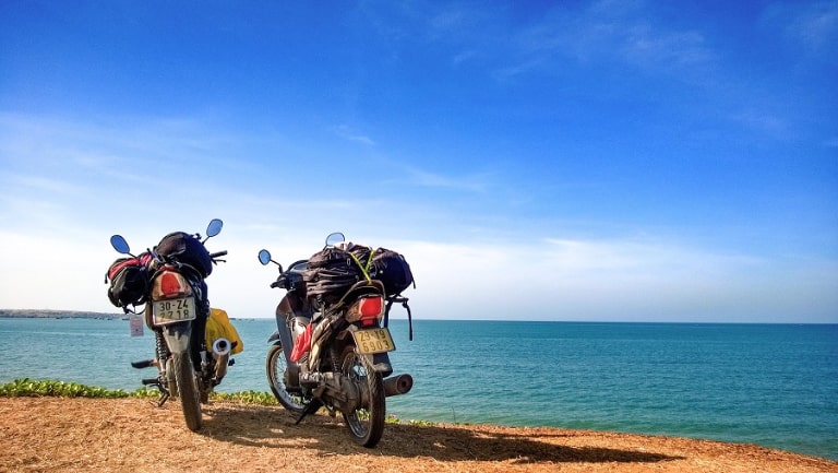 Đi xe máy bạn sẽ dễ dàng khám phá những gì đẹp nhất của đảo ngọc