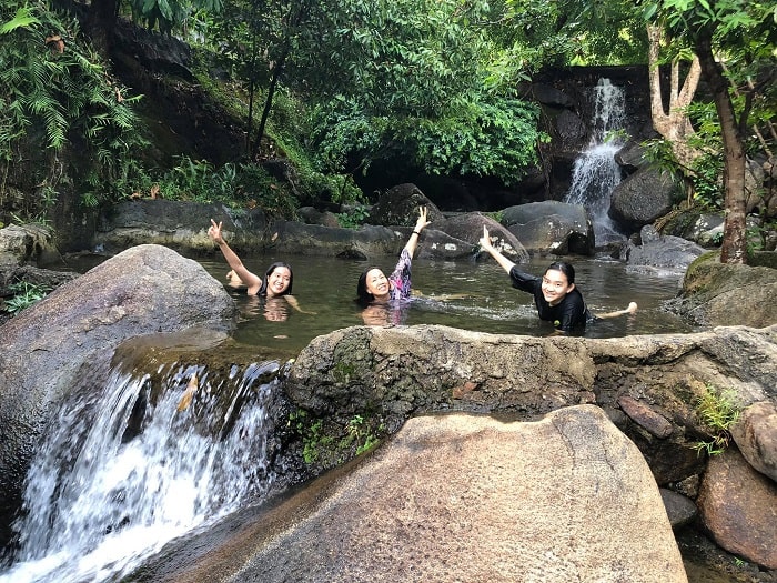 Tắm suối ở khu du lịch sinh thái Suối Hoa