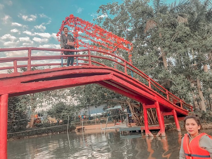 check in cây cầu đỏ rực tại khu du lịch Vinh Sang Vĩnh Long