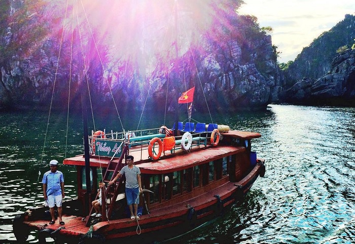 thuyền - phương tiện di chuyển đến Làng chài Việt Hải