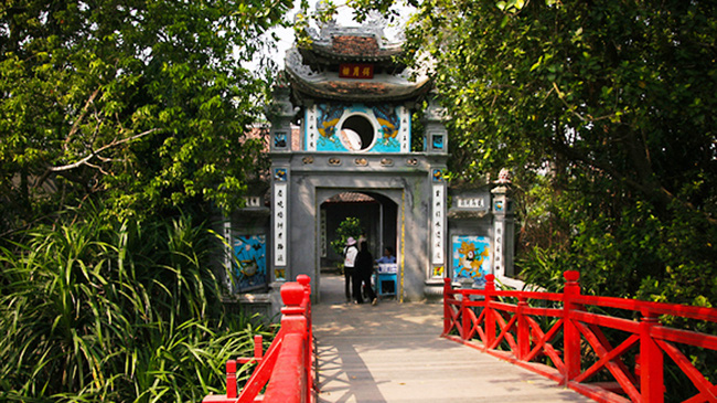 Lối vào đền Ngọc Sơn