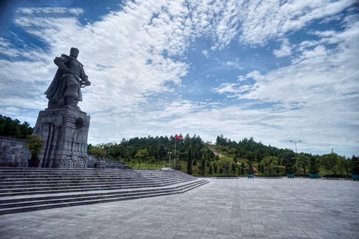 Núi Ngự Bình Huế - Tượng đài Quang Trung