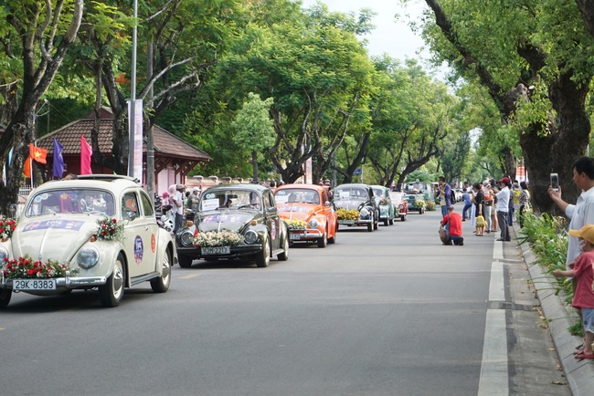 Mãn nhãn với nhiều dòng xe cổ diễu hành trên đường phố Huế - Ảnh 2.
