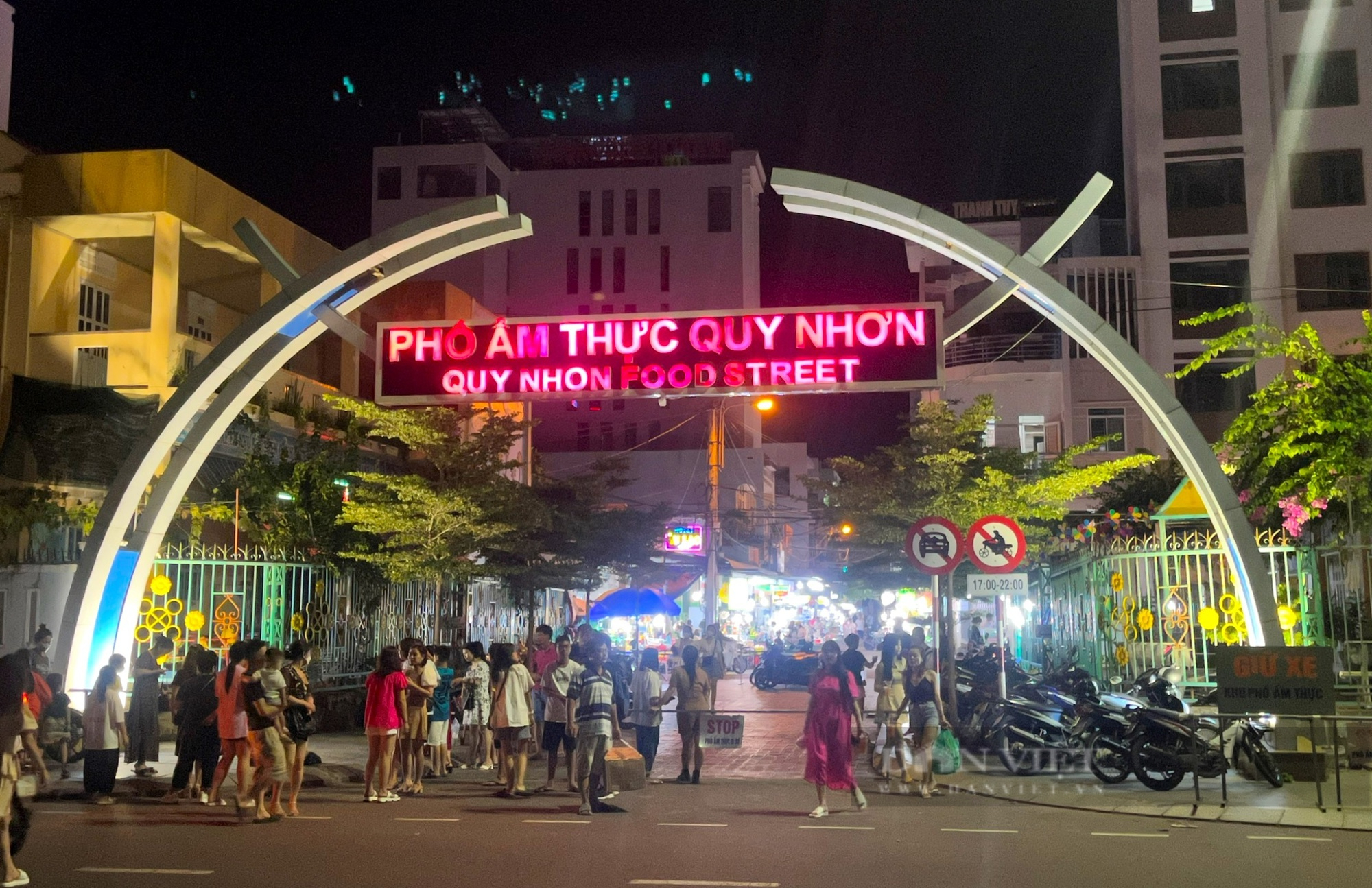 Món ăn đêm nổi tiếng ở Quy Nhơn với hàng trăm món ăn và đồ uống hấp dẫn khách du lịch