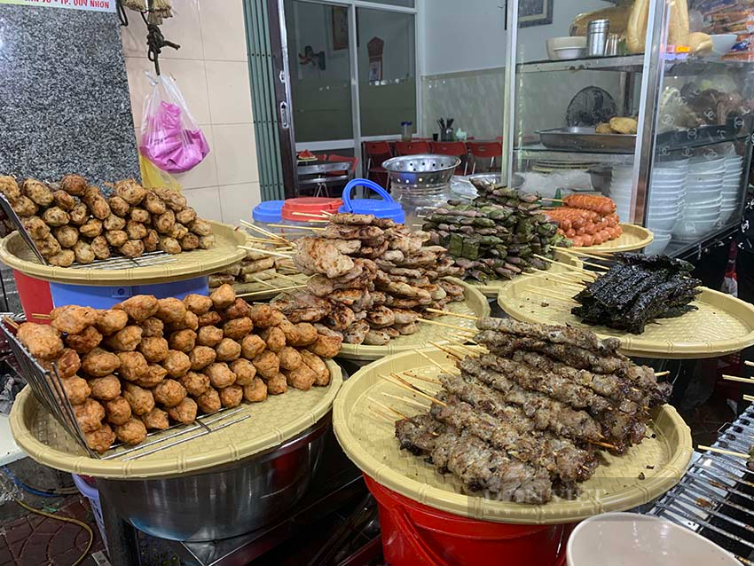 Phố ẩm thực Quy Nhơn hút du khách với nhiều đặc sản và món ăn nghe lạ tai - Ảnh 3.