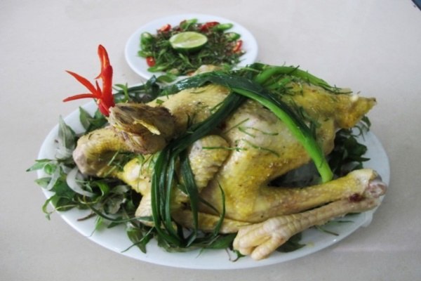 Ẩm thực Quảng Nam: Món gà tre nuôi thả tự nhiên chỉ nhỏ như chim hấp dẫn khách du lịch - Ảnh 2.