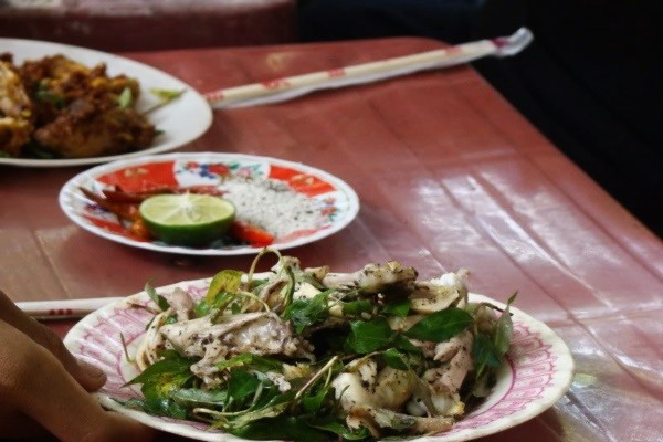 Ẩm thực Quảng Nam: Món gà tre nuôi thả tự nhiên chỉ nhỏ như chim hấp dẫn khách du lịch - Ảnh 4.