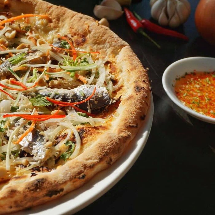 món Pizza gỏi cá trích đặc biệt hút du khách