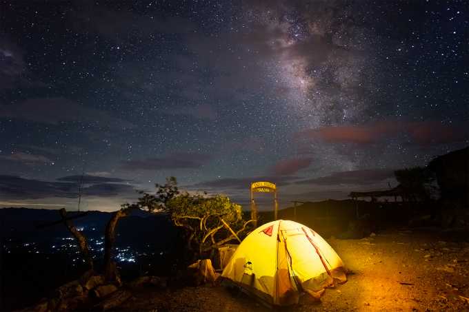 Chiếc lều trại của Linh trên thung lũng Hang Kia hoang vắng, yên tĩnh vào ban đêm. Ảnh: Trần Văn Linh