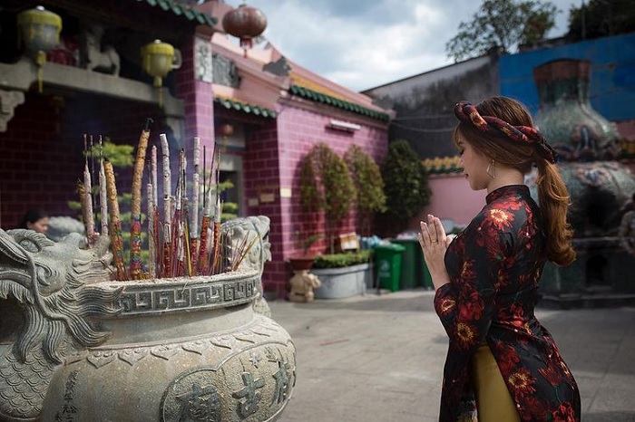 lễ bái - hoạt động phổ biến tại chùa Ông Biên Hòa