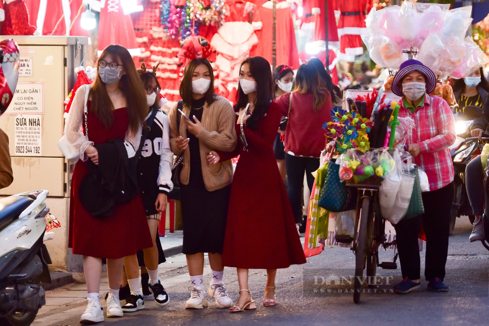 Phố Hàng Mã, chợ Tôn Thất Tùng có gì thu hút khiến giới trẻ kéo nhau tới mua quà dịp lễ Noel 2021 - Ảnh 1.