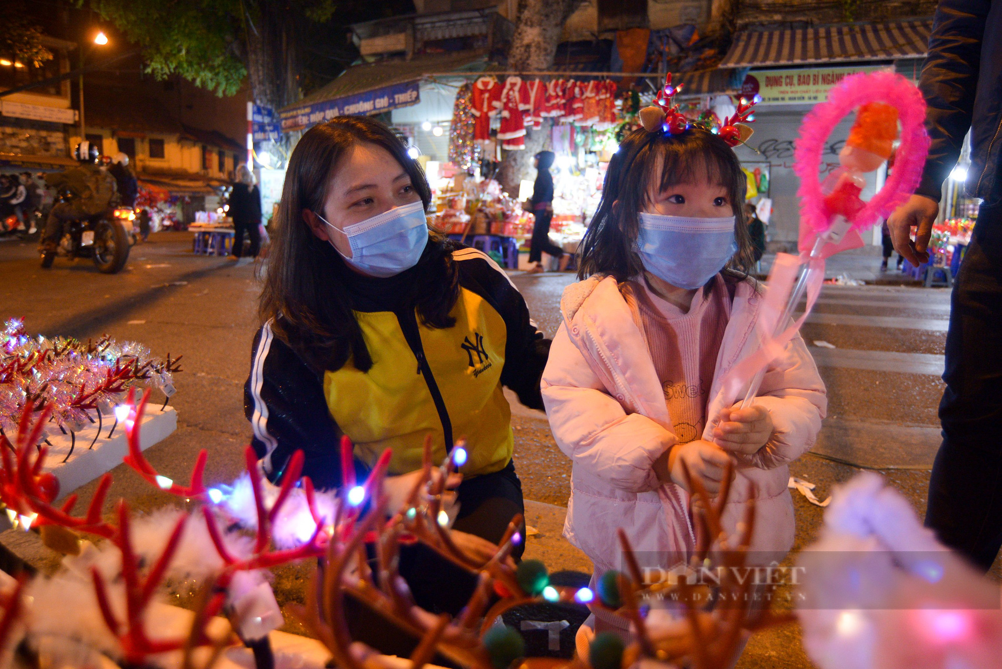 Phố Hàng Mã, chợ Tôn Thất Tùng có gì thu hút khiến giới trẻ kéo nhau tới mua quà dịp lễ Noel 2021 - Ảnh 2.