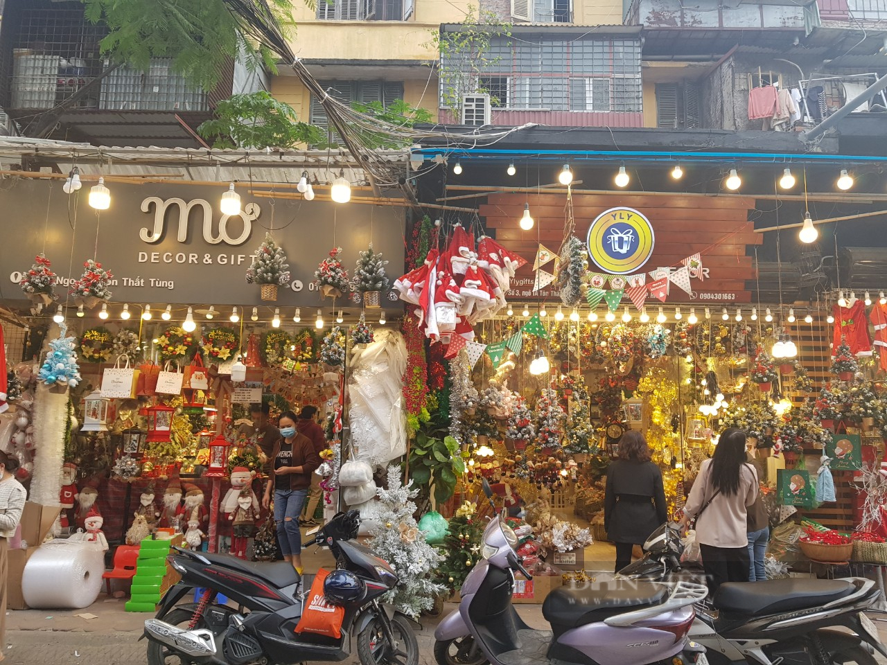 Phố Hàng Mã, chợ Tôn Thất Tùng có gì thu hút khiến giới trẻ kéo nhau tới mua quà dịp lễ Noel 2021 - Ảnh 3.