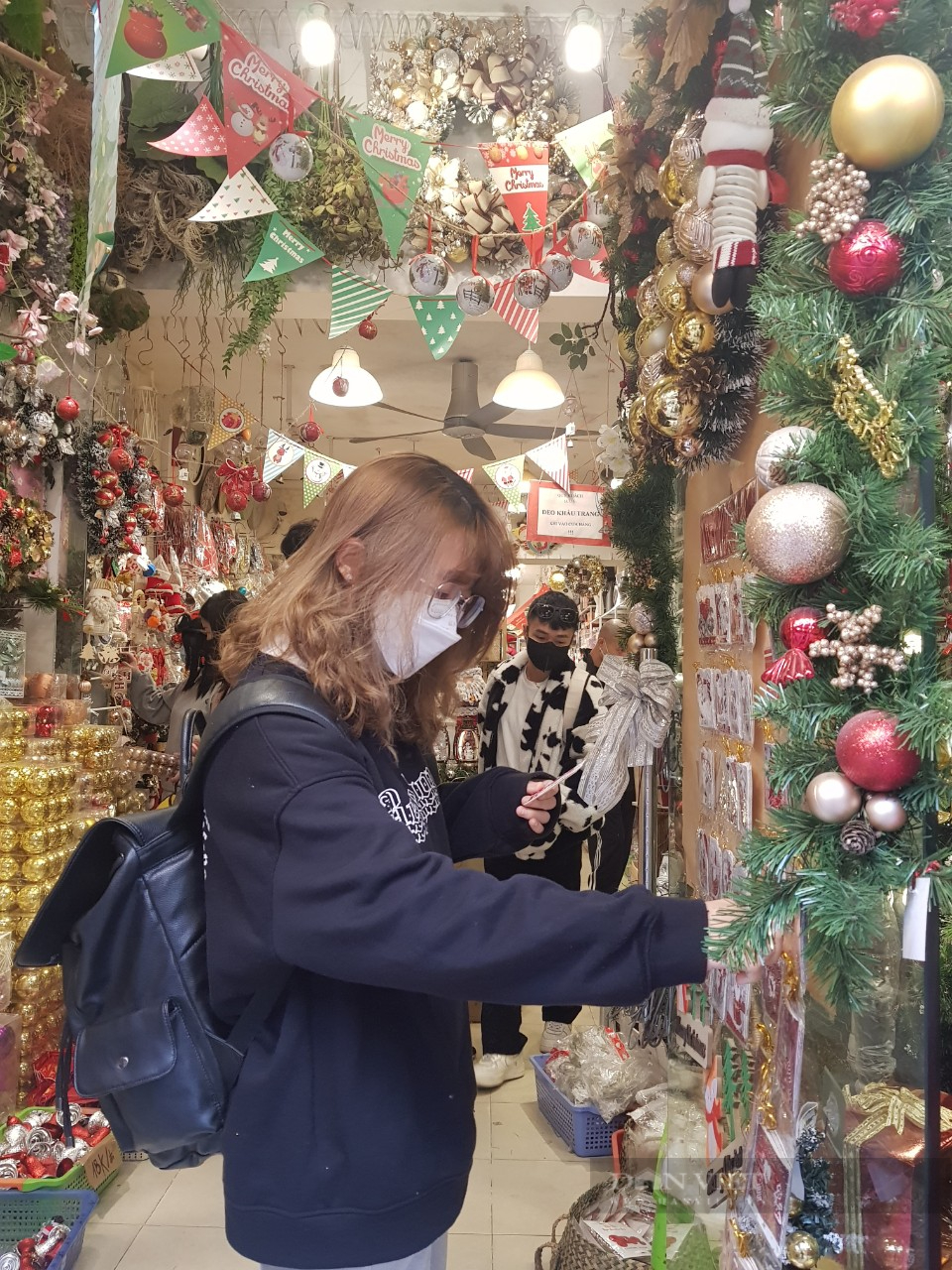 Phố Hàng Mã, chợ Tôn Thất Tùng có gì thu hút khiến giới trẻ kéo nhau tới mua quà dịp lễ Noel 2021 - Ảnh 6.